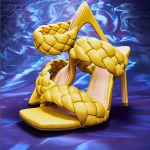 BRAND NEW STEVEN MADDEN HIGH HEEL SANDALS size US6